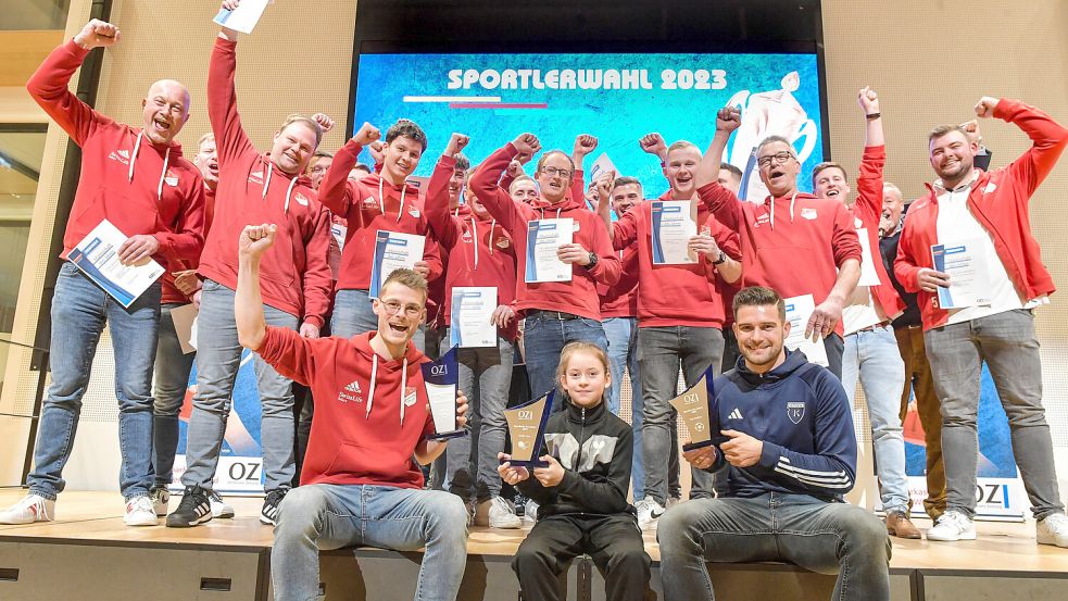 Die Gewinner der OZ-Sportlerwahl strahlten am Dienstagabend auf der großen Gala: Kristin Tuve (vorne, Mitte) wurde „Sportlerin des Jahres“, Tido Steffens (vorne, rechts) erneut „Sportler des Jahres“ und der TSV Lammertsfehn (rote Pullover) um Kapitän Arne Schlachter (vorne, links) „Mannschaft des Jahres“. Foto: Ortgies