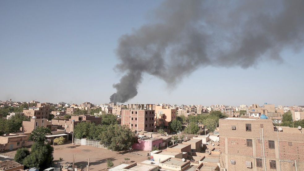 Alltag in Khartum: Rauch steigt nach anhaltenden Kämpfen in der Hauptstadt über Dächern auf. Foto: Marwan Ali/AP/dpa