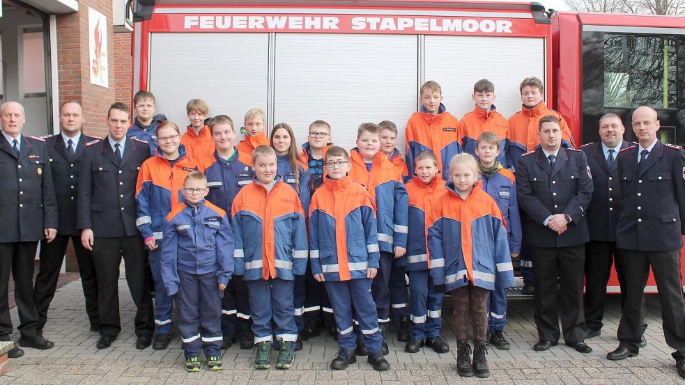 Das Foto zeigt die Jugendfeuerwehr Stapelmoor mit (von links): Stadtjugendfeuerwehrwart Ewald Freese, stellvertretender Stadtbrandmeister Steffen Voss, Jugendfeuerwehrwart Dennis Modder sowie (von rechts) Jugendfeuerwehrwart Ronald Drewes, stellvertretender Ortsbrandmeister Siegfried Buttjes (Feuerwehr Stapelmoor), stellvertretender Ortsbrandmeister Matthias Müller (Feuerwehr Diele). Foto: privat