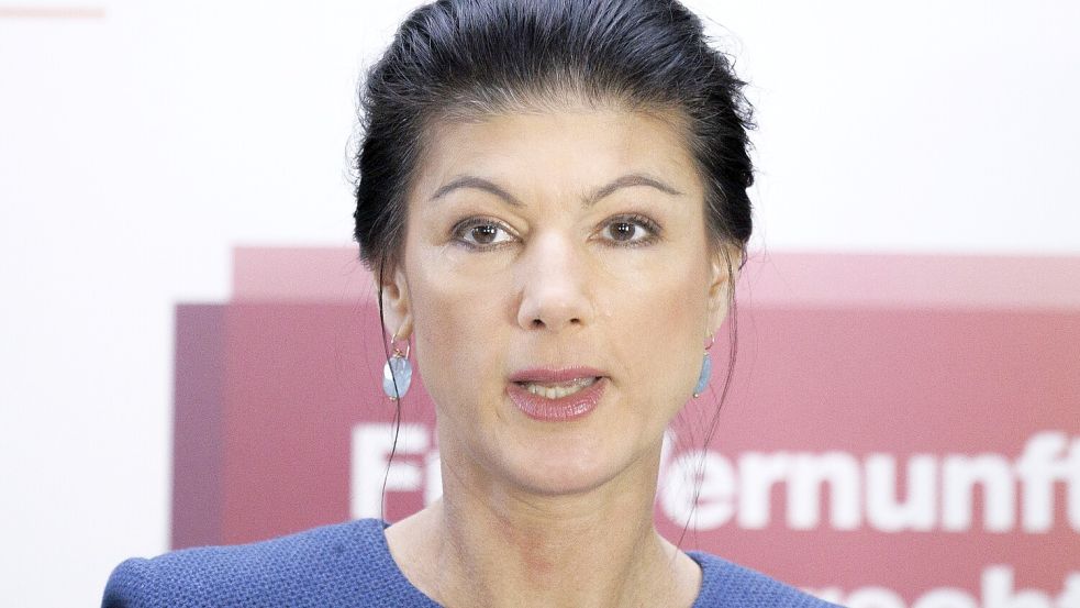 Sahra Wagenknecht sagt: „Der Kanzler ist ein Totalausfall in der Flüchtlingspolitik.“ Sie fordert harte Einschnitte, um die Zahl der Asylbewerber zu senken, die nach Deutschland kommen. Foto: dpa