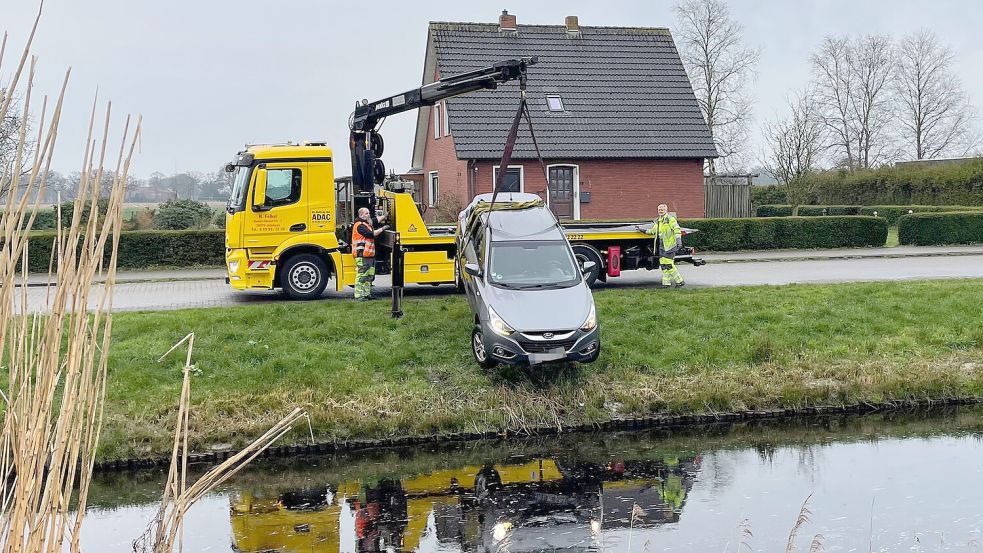 In Nordgeorgsfehn war ein Auto in den Kanal gerollt. Foto: Feuerwehr