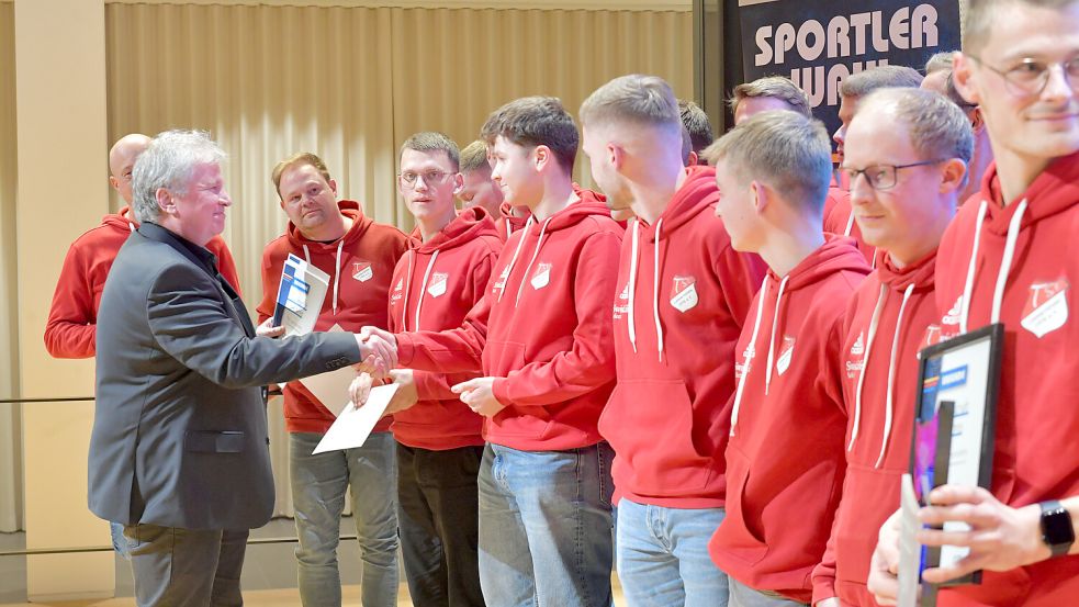 OZ-Sportchef Matthias Herzog gratulierte jedem einzelnen Lammertsfehn-Spieler zur Auszeichnung. Foto: Ortgies