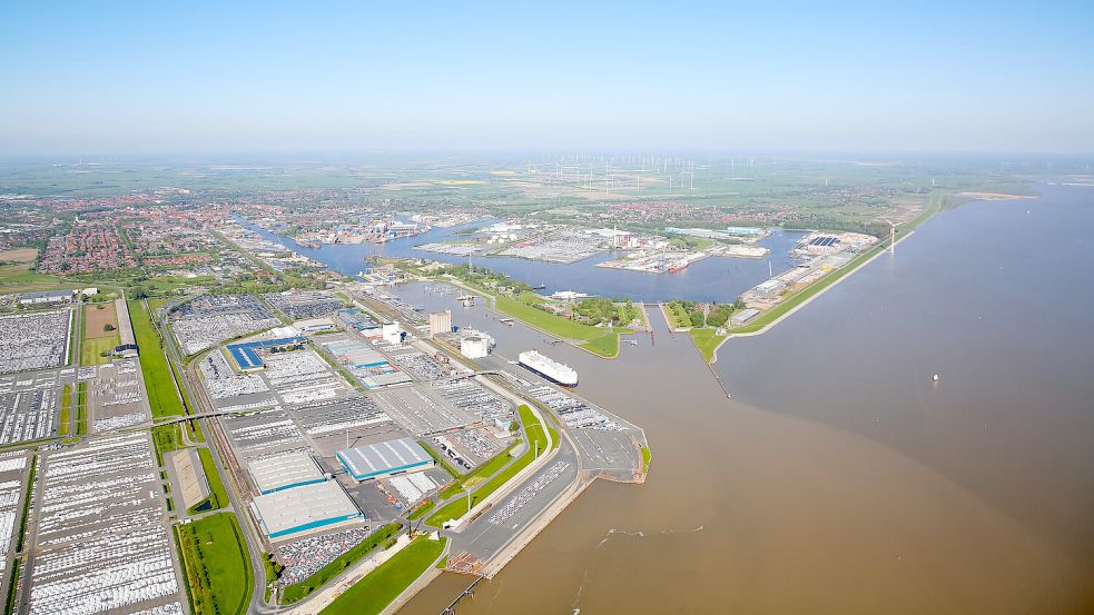 Ein Luftbild des Emder Hafens. Dieser spielt eine zentrale Rolle für die ostfriesische Wirtschaft. Foto: Archiv
