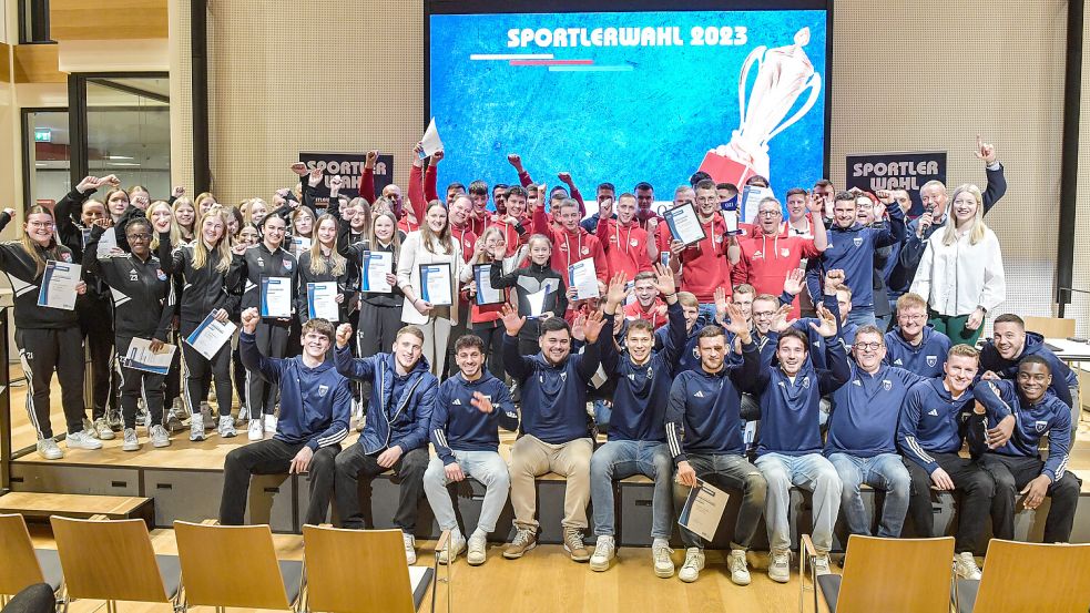 Alle Top-Drei-Platzierten auf einem Blick: Die eingeladenen Sportler und Sportlerinnen genossen die Gala der Sportlerwahl im Leeraner Sparkassen-Forum. Fotos: Ortgies