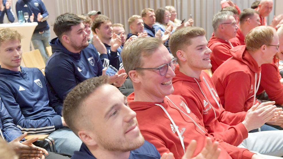 Gute Laune herrschte bei den beiden Fußball-Herren-Teams, die es unter die Top-Drei geschafft hatten: BSV Kickers Emden (in Blau) und TSV Lammertsfehn (in Rot). Letztendlich gratulierten die Emder Oberliga-Kicker den Lammertsfehntjern aus der 2. Kreisklasse.