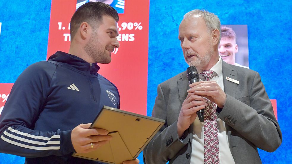 Carsten Rinne (rechts) gratulierte als Gastgeber und Vorsitzender der Sparkasse LeerWittmund Tido Steffens, der sich erneut zum „Sportler des Jahres“ krönte.