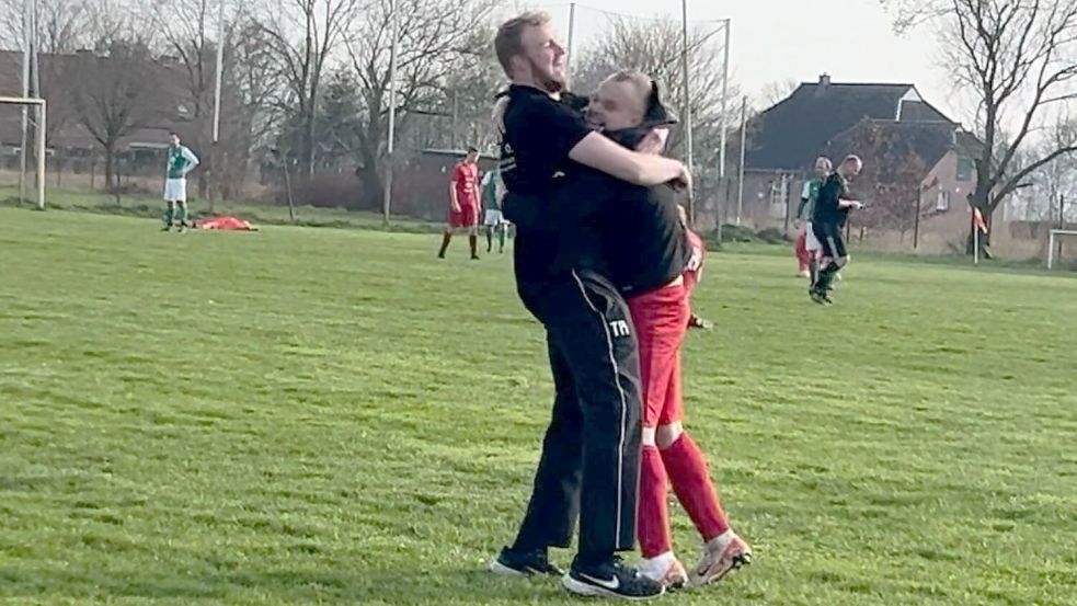 Wiegboldsburs Trainer Siebo Müller (links) herzte nach dem Sieg seine Spieler (hier Mirko Saathoff). Fotos: Privat