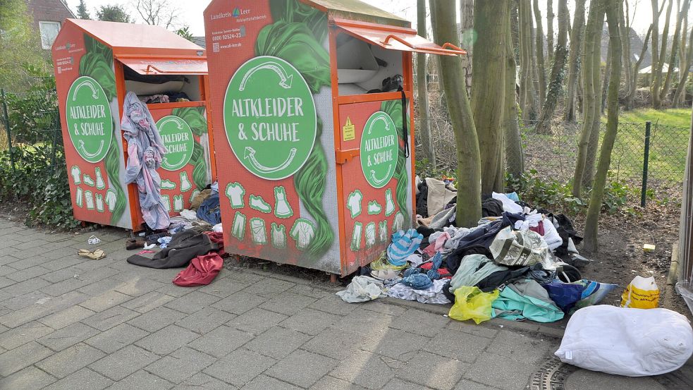 Kleider verstreut, Müllsäcke hinzugestellt: An Containern zeigen manche Leute schlechtes Benehmen. Foto: Wolters