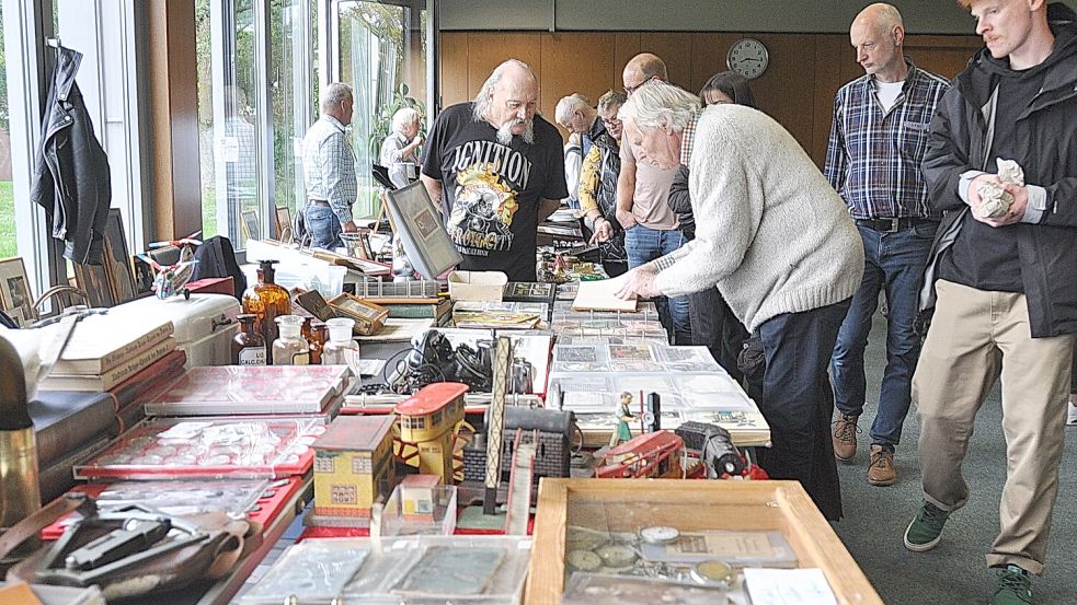 Beim Antikmarkt in Leer kann am 3. März 2024 wieder gestöbert und gefeilscht werden. Foto: Wolters/Archiv