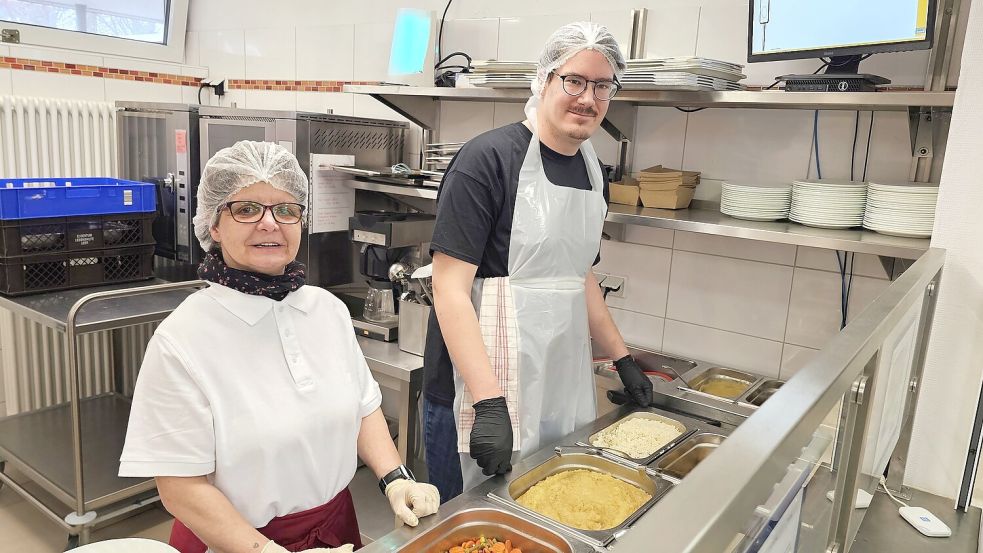 Eine warme Mahlzeit wird seit Montag jeden Mittag in der Mensa der Gutenbergschule serviert. Am Mittwoch gab Heike Ruland mit dem ehrenamtlichen Helfer Andre Bagger das Essen aus. Foto: Stromann