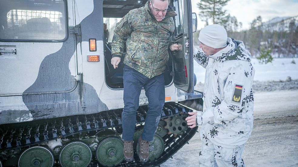 Raus aus der Komfortzone: Verteidigungsminister Boris Pistorius (SPD) springt beim Besuch der Gebirgsjäger der Bundeswehr bei der Nato-Übung Nordic Response 2024 aus einem Hägglund. Foto: picture alliance/dpa