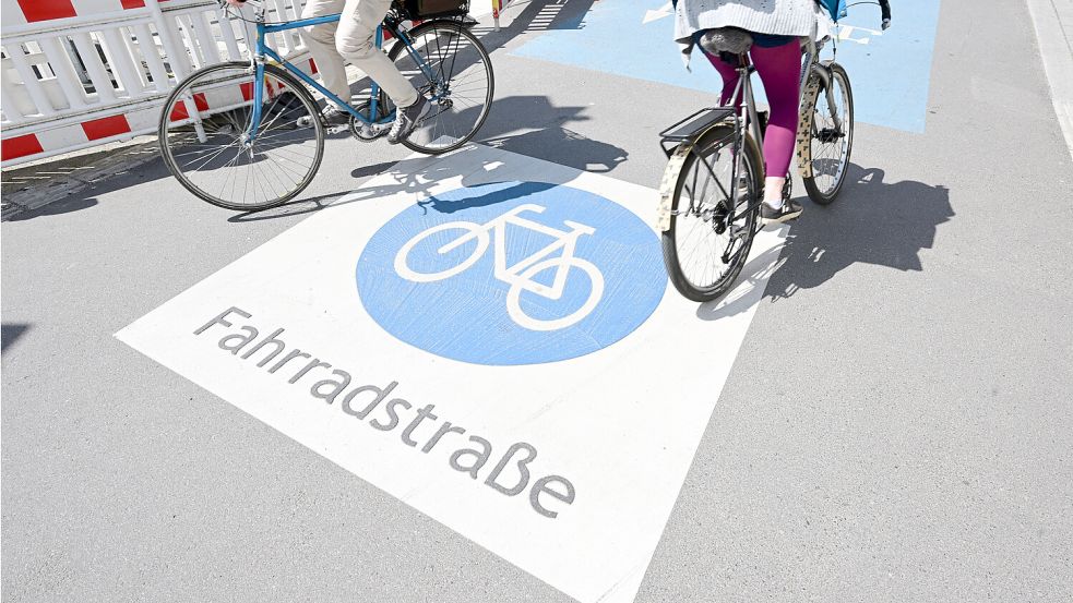 In Remels könnten künftig Fahrradstraßen – ähnlich diesem Symbolfoto – eingerichtet werden. Foto: Bernd Weißbrod/dpa