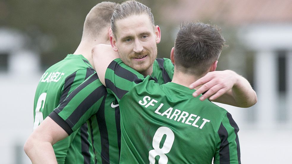 Bisher konnte André Krzatala diese Saison nicht auf dem Feld mit seinen Mitspielern jubeln. Er freute sich aber am Spielfeldrand über die tollen Leistungen seines Teams. Archivfoto: Doden/Emden