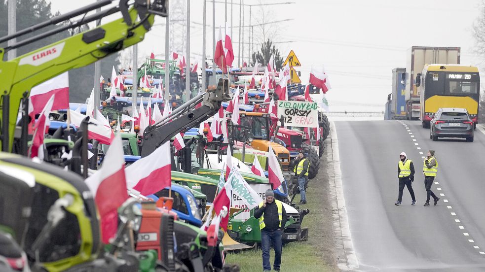 olnische Landwirte blockieren eine Hauptstraße mit Traktoren während einer Demonstration. Die Landwirte wehren sich gegen die EU-Agrarpolitik und die Einfuhr von Produkten aus der Ukraine. Foto: dpa/Czarek Sokolowski