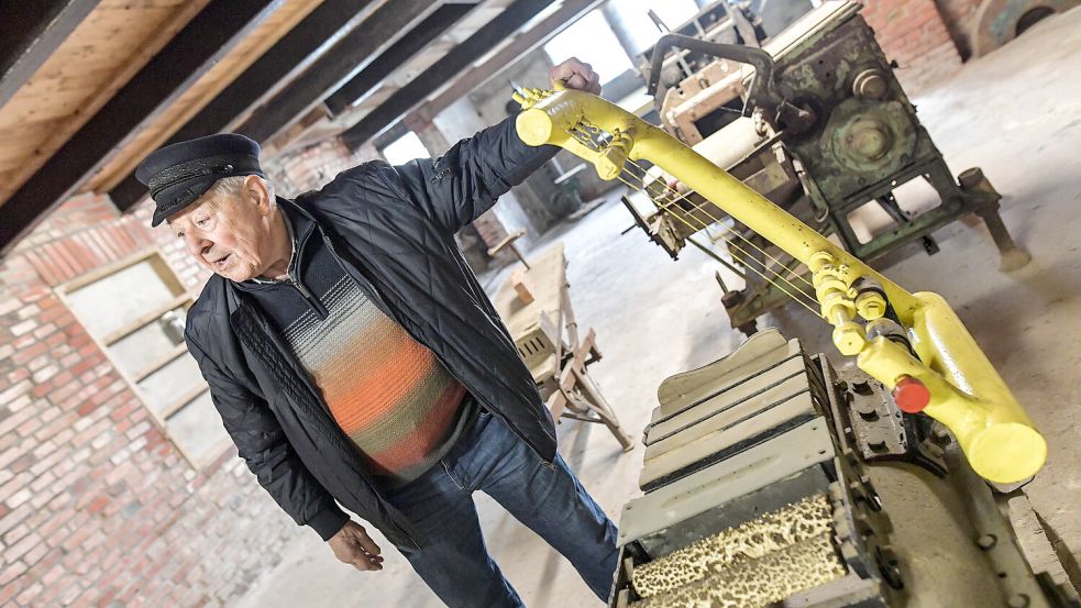 Mit dieser manuellen Schneidemaschine wurden die Backsteine in Form geschnitten. Foto: Ortgies