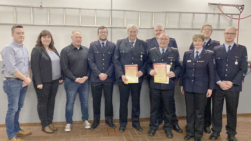 Das Bild zeigt (von links): Eike Efkes (stellv. Leiter Feuerwehrausschuss), Christine Holtz, Stefan Milfs (stellv. Ortsvorsteher), Henning Buss, Gerhard Jelden, Joachim Wilken, Enno Ennen, Tanja de Freese, Arne Saathoff und Jörg Ennen. Foto: privat