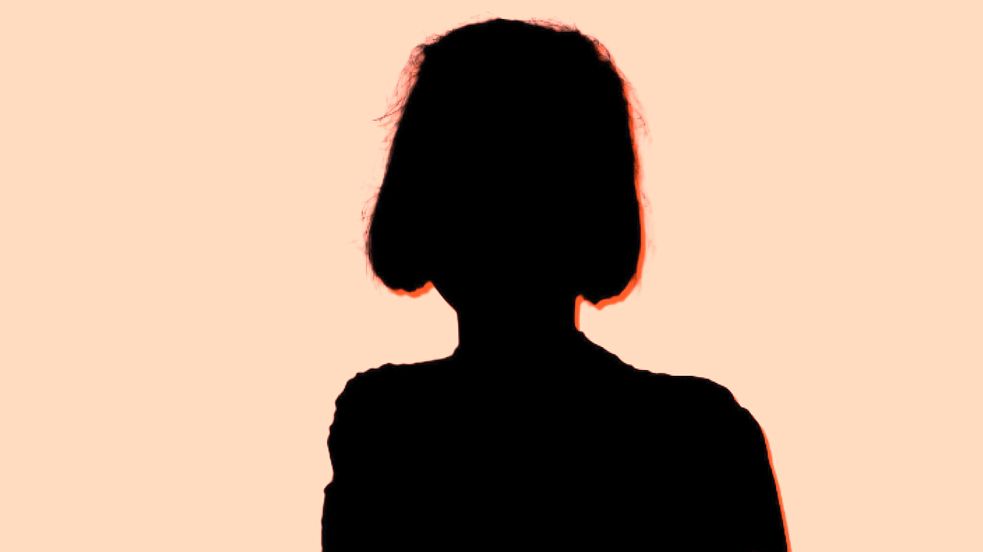 In der Straßenbahn sexuell belästigt: Diese junge Frau wurde von einem fremden Mann im öffentlichen Nahverkehr angefasst. Foto: Benjamin Beutler, Grafik: Sebastian Dannenberg