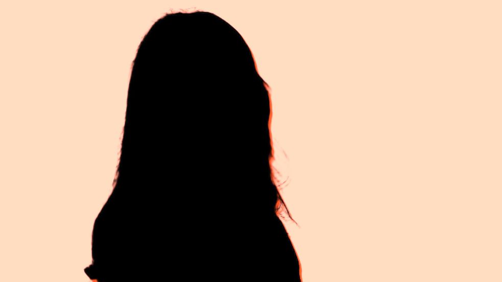 Diese junge Frau wurde von ihrem Kampfsport-Trainer über Chat-Nachrichten sexuell belästigt. Foto: Benjamin Beutler, Grafik: Sebastian Dannenberg