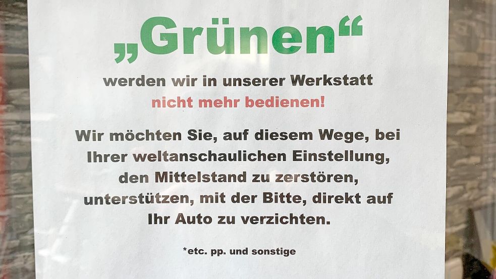 Der Aushang mit der „Kundeninformation“ an der Tür der Werkstatt. Foto: Eckard Gehm