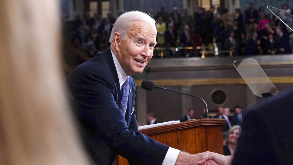 Well done – gut gemacht: Parteifreunde gratulieren Joe Biden nach der „State of the Union“-Rede. Foto: IMAGO/Shawn Thew/Pool via CNP