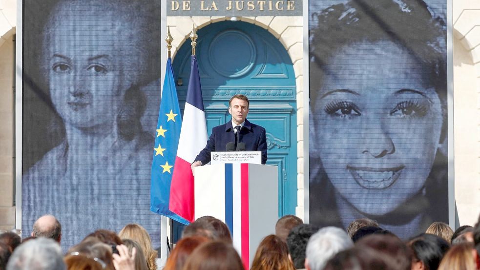 Emmanuel Macron während seiner Rede zur Verankerung des Rechts auf Abtreibung in der französischen Verfassung in Paris. Foto: Gonzalo Fuentes/Reuters/AP/dpa