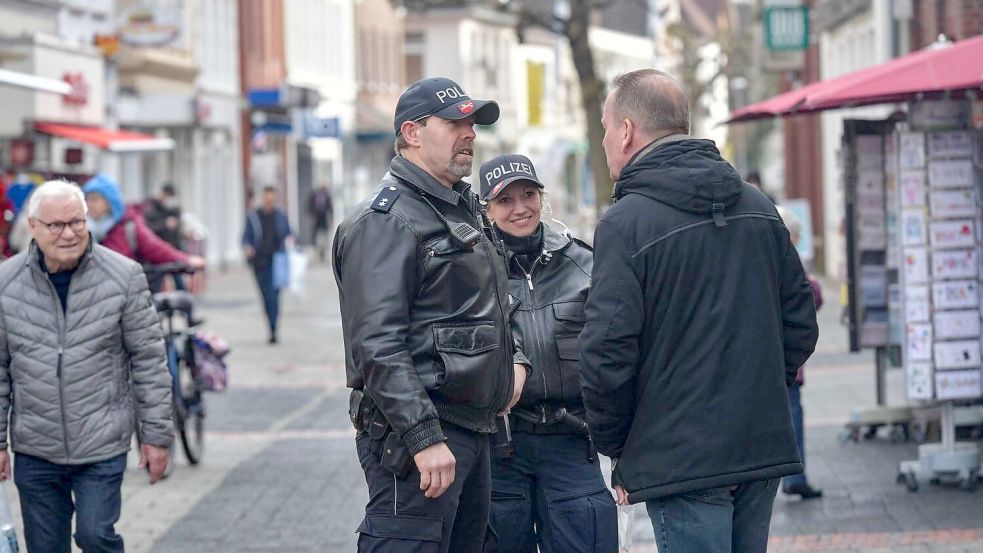 Kontaktbeamte sorgen in der Auricher Innenstadt dafür, dass bestimmte Regeln eingehalten werden. Für Ordnungsfragen sind sie nicht zuständig. Foto: Archiv/Ortgies