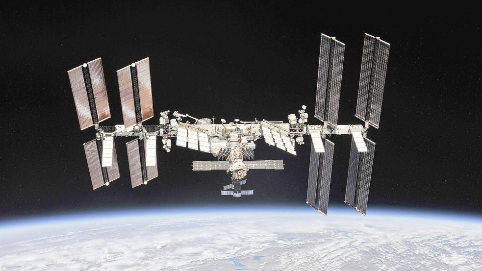 Die Batterie-Palette wurde im März 2021 von der ISS abgekoppelt mit dem Ziel, dass sie Jahre später in der Atmosphäre verglüht. Foto: -/NASA/dpa