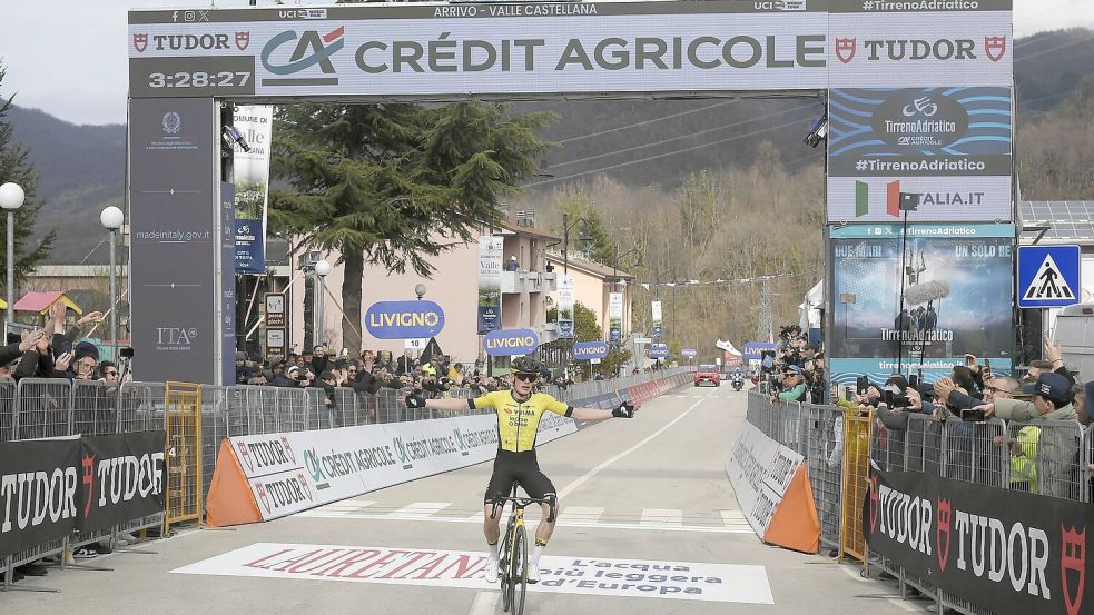 Jonas Vingegaard gewann die fünfte Etappe der Fernfahrt Tirreno-Adriatico als Solist. Foto: Fabio Ferrari/LaPresse/AP/dpa