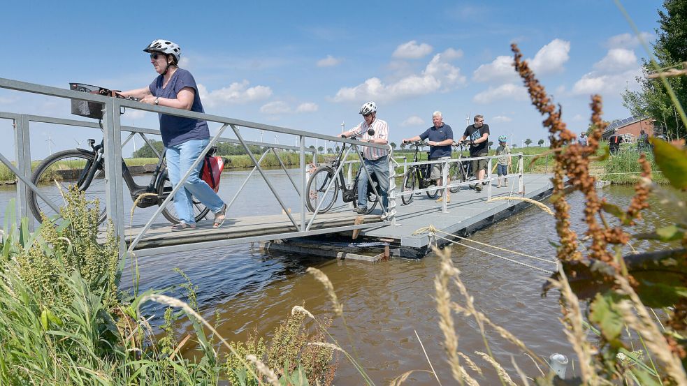Alle zwei Jahre gibt es bei der Fahrradrallye „Van Dörp to Dörp“ eine Überquerungsmöglichkeit mit einem Ponton. Daraus soll eine feste Kurbelfähre werden. Foto: Ortgies/Archiv