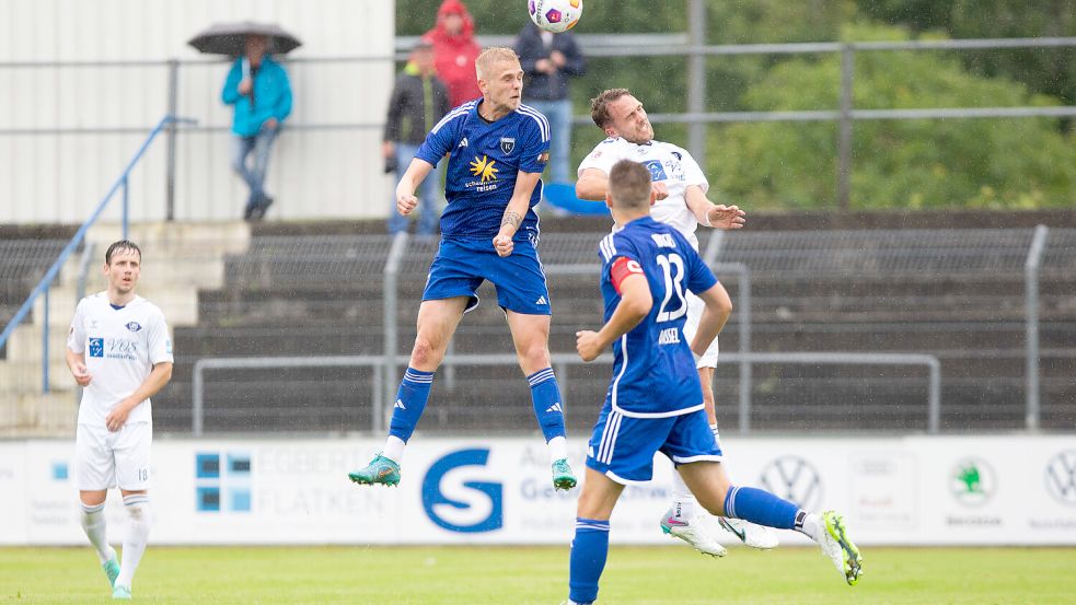 Im Juli waren Marvin Eilerts (links im Luftkampf) und Fabian Herbst noch Gegenspieler. Doch einige Wochen später wechselte Herbst vom VfB Oldenburg nach Emden. Foto: Doden/Emden