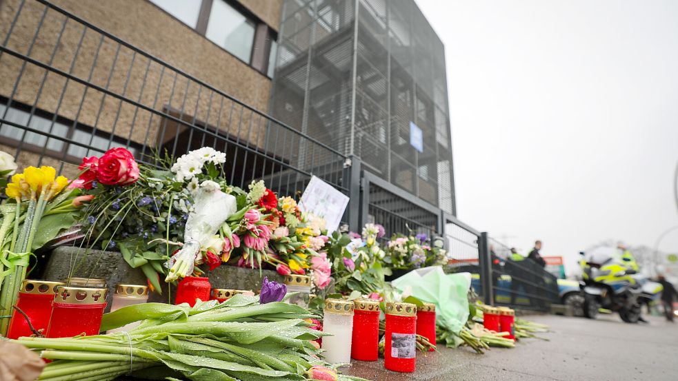 Nach dem Amoktat in Hamburg vor einem Jahr legten viele Menschen Blumen ab, um ihre Trauer zu bekunden. Foto: Christian Charisius