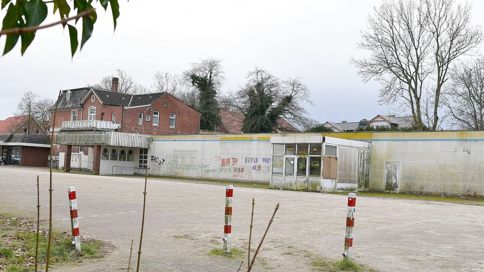 Der Anblick des alten Edeka-Marktes wird den Pewsumern wohl noch einige Zeit erhalten bleiben. Foto: Wagenaar/Archiv