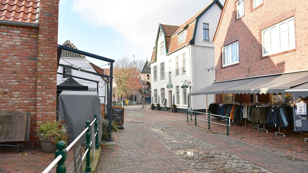 Die Mühlenstraße in Greetsiel, hier mit Blick zum Ortskern, soll teilsaniert werden. Foto: Wagenaar/Archiv