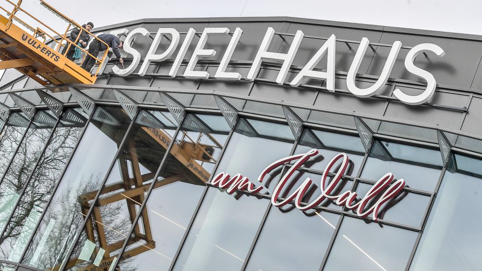 Der Schriftzug - hier wird gerade das „Fest“ zum „Spielhaus“ am Wall montiert - macht schon einmal viel her: Eröffung ist nächsten Monat. Foto: Ortgies