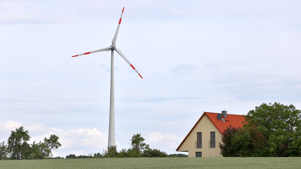 Windkraftanlagen, wie diese in Bayern, müssen einen bestimmten Mindestabstand zu bebauten Flächen einhalten. Foto: Karl-Josef Hildebrand/dpa
