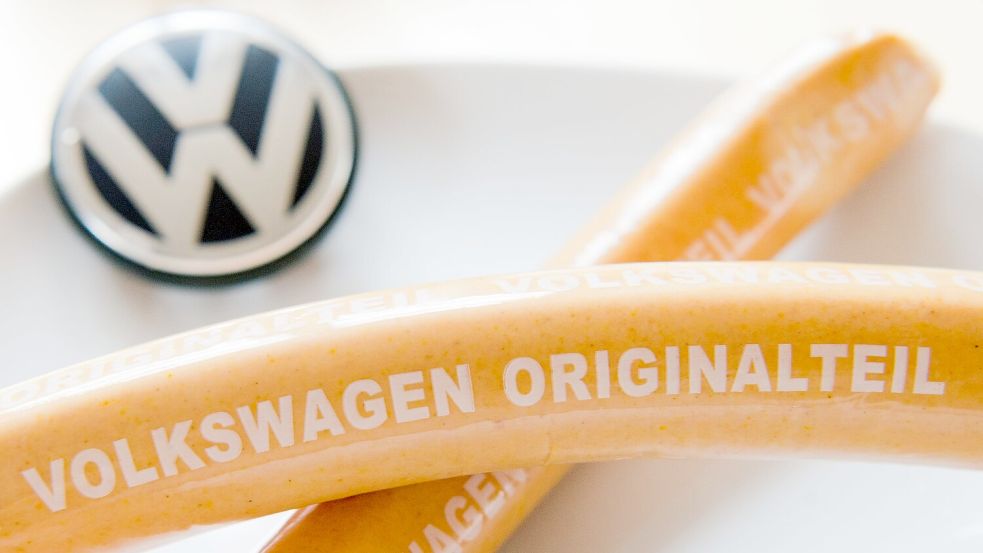 Insgesamt 8,33 Millionen VW-Currywürste inklusive aller Varianten wurden laut dem Betriebsrat des Autoherstellers 2023 verkauft. Foto: Julian Stratenschulte/dpa