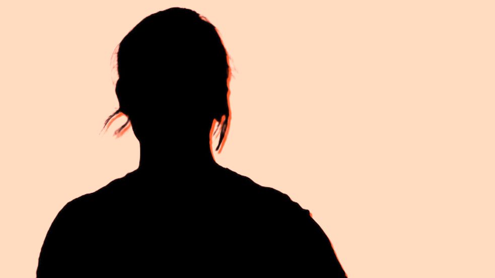 In einem Club in Osnabrück wurde diese junge Frau sexuell belästigt: Mehrere Männer berührten sie ungefragt auf der Tanzfläche. Foto: Benjamin Beutler, Grafik: Sebastian Dannenberg