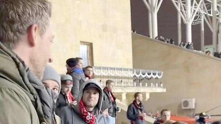 Stefan Kießling (links) bedankte sich im Block, auch bei Dennis Ennen (Mitte).