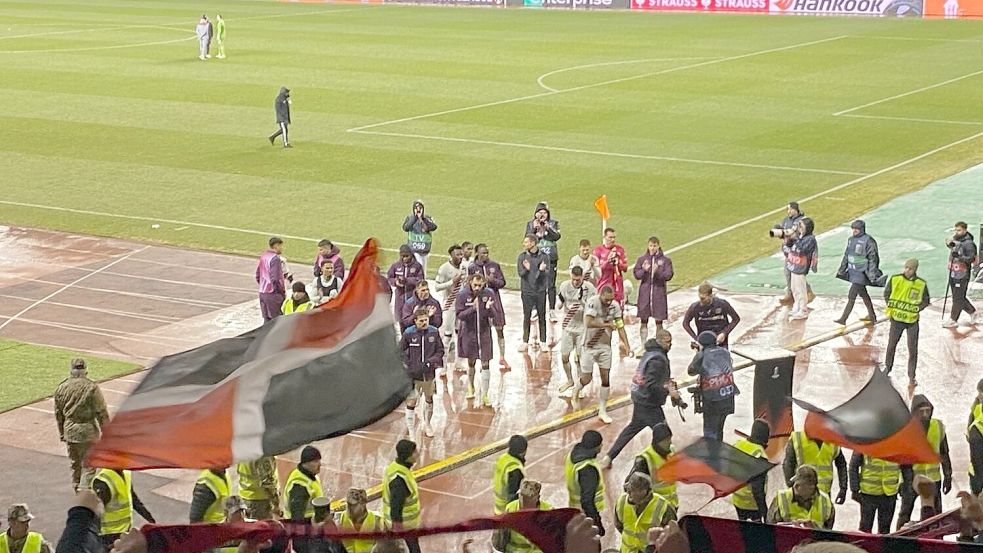 Die Leverkusen-Spieler bedankten sich nach dem Spiel für die Unterstützung der Fans. Das Foto schoss Dennis Ennen aus dem Block. Foto: Privat