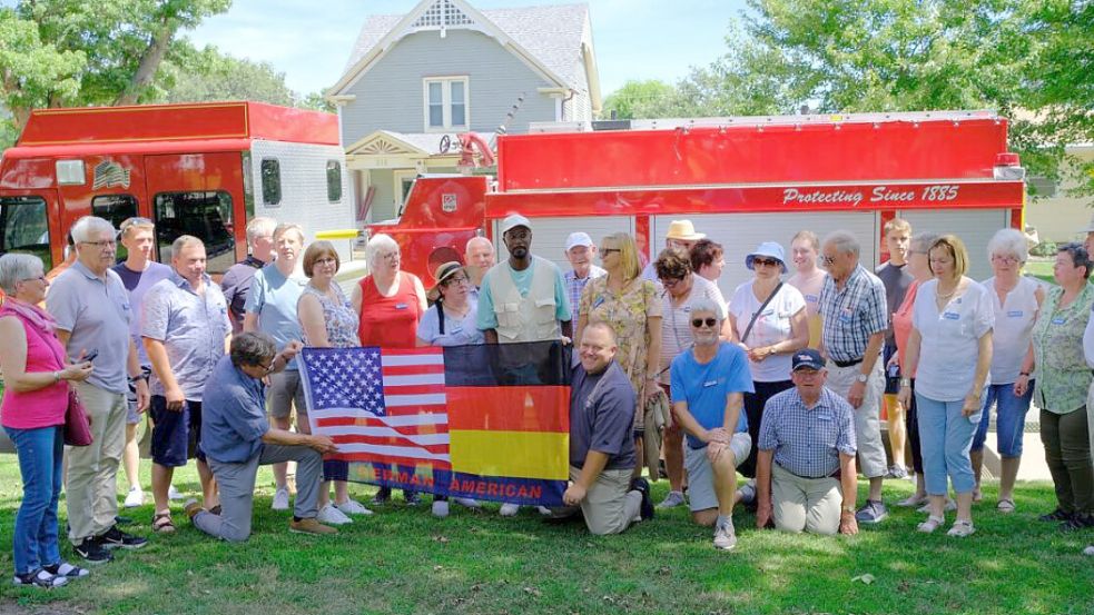 Im Jahr 2022 begleitete Moderator Yared Dibaba eine von Wolfgang Grams geführte Reisegruppe in den Mittleren Westen für eine Dokumentation auf dem NDR. Das Bild entstand in Scribner, Nebraska. Foto: privat