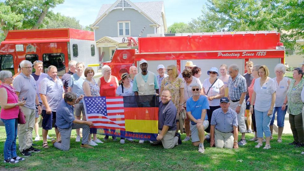 Im Jahr 2022 begleitete Moderator Yared Dibaba eine von Wolfgang Grams geführte Reisegruppe in den Mittleren Westen für eine Dokumentation auf dem NDR. Das Bild entstand in Scribner, Nebraska. Foto: privat