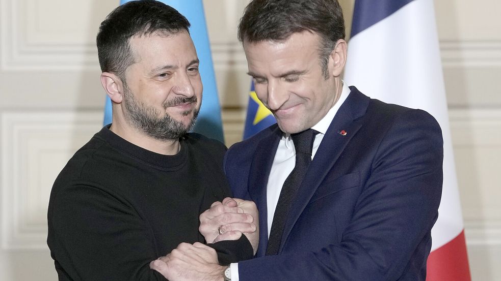 Seine Aussagen zu europäischen Bodentruppen in der Ukraine nahm der französische Präsident Emmanuel Macron (r.) nicht zurück. Stattdessen betonte er, dass er „voll und ganz“ zu seinen Äußerungen stehe. Foto: dpa/Thibault Camus