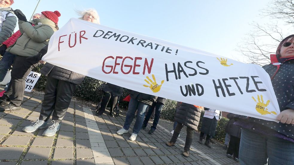 Obwohl der Kreisparteitag der AfD abgesagt wurde, versammeln sich etwa 150 Menschen in Osterfehn zur Gegendemo. Foto: Hock