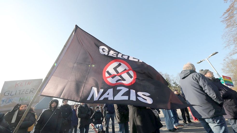 Mit Schildern und Fahnen startet die Demo. Foto: Hock