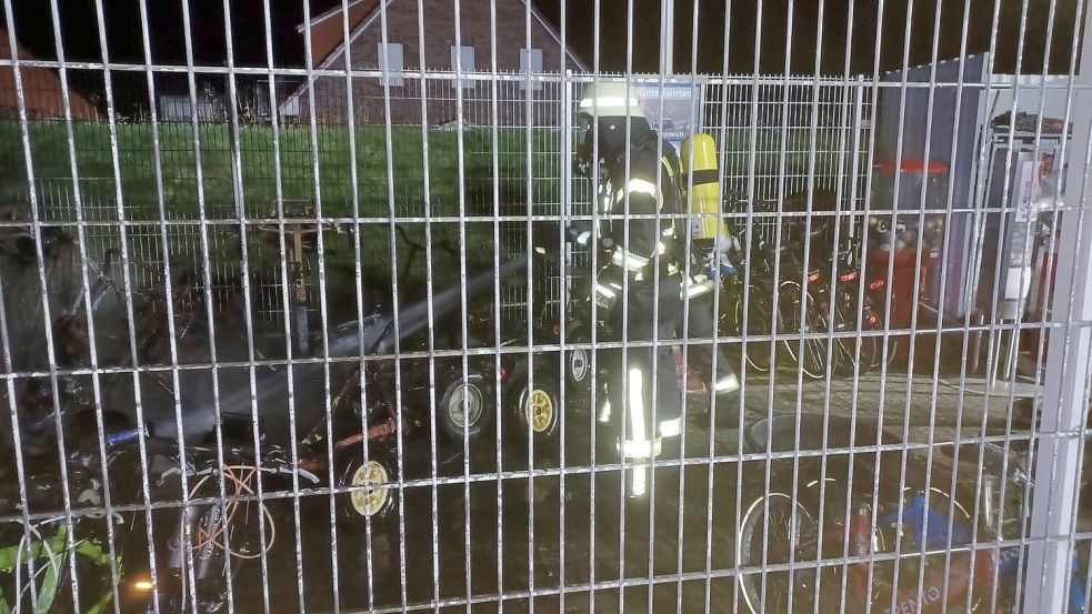 Die Einsatzkräfte der Freiwilligen Feuerwehr Norden löschten in der Nacht zu Sonntag brennende Gokarts. Foto: Feuerwehr