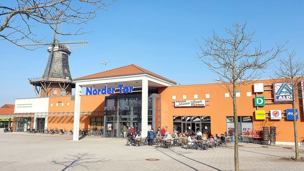 Das Einkaufszentrum Norder Tor hat ein Parkdeck. Von diesem wurden Einkaufswagen geworfen. Foto: Kresse/Archiv