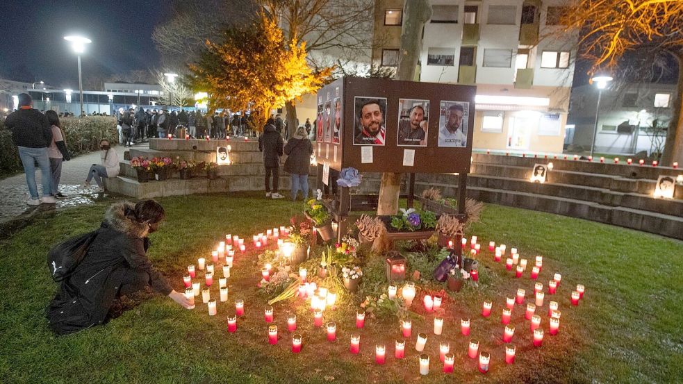 Fotos der Opfer und Teelichter erinnern Menschen am Tatort der Morde in Hanau-Kesselstadt an die Bluttat. Foto: Boris Roessler/dpa