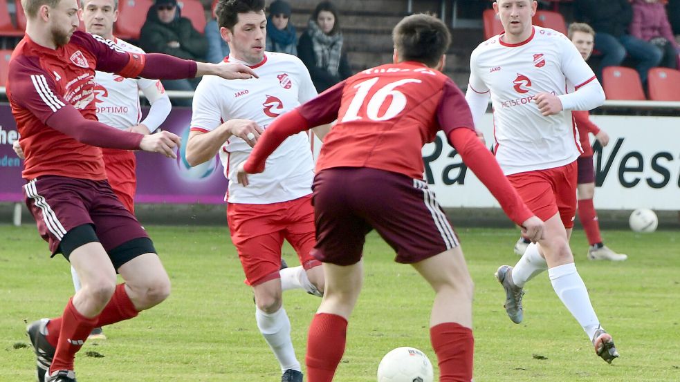 Benjamin Lünemann (Dritter von links) wird hier von den Fehntjern Jan Roth (links) und Mihail Lyubenov (Nummer 16) angegriffen. Der Concorde Wilko Oldigs hatte das Tor zum 0:2 erzielt. Fotos: Damm
