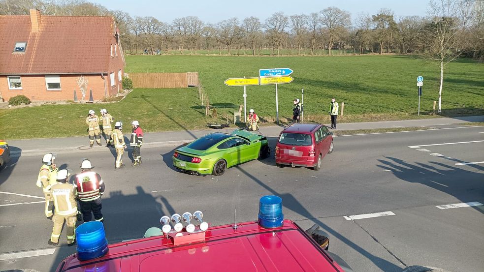 Feuerwehr und Polizei sind am Samstag zu einem Unfall in Remels ausgerückt. Foto: Feuerwehr Uplengen