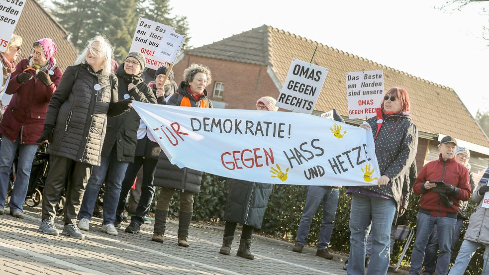 Obwohl der Kreisparteitag der AfD abgesagt wurde, versammelten sich etwa 150 Menschen in Osterfehn zur Gegendemo. Foto: Hock